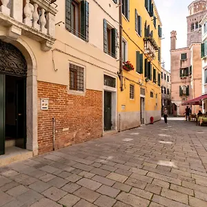 https://glass-house-loft-2-minutes-to-rialto-bridge-view.hotelslidodijesolo.com